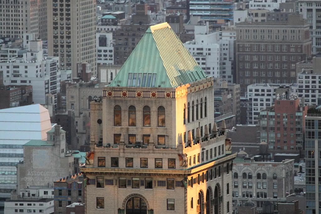 IMAGE: http://i1037.photobucket.com/albums/a453/wturano/12_TopOfTheRock_December2010_005.jpg