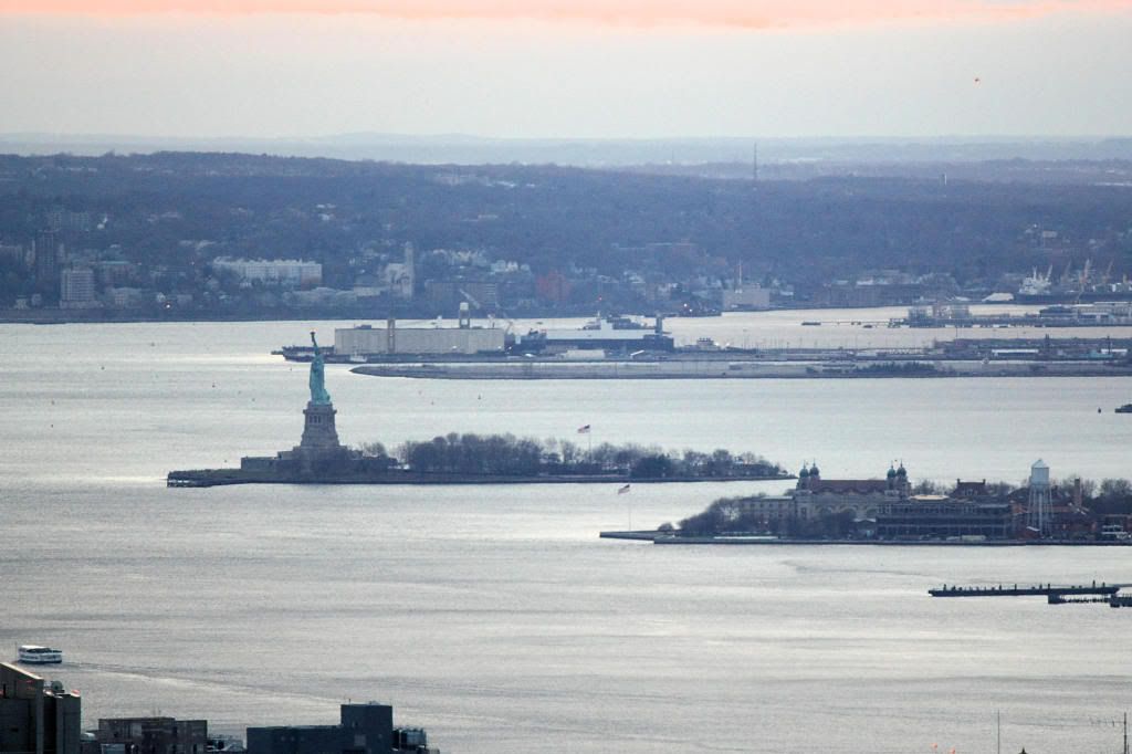 IMAGE: http://i1037.photobucket.com/albums/a453/wturano/12_TopOfTheRock_December2010_008.jpg